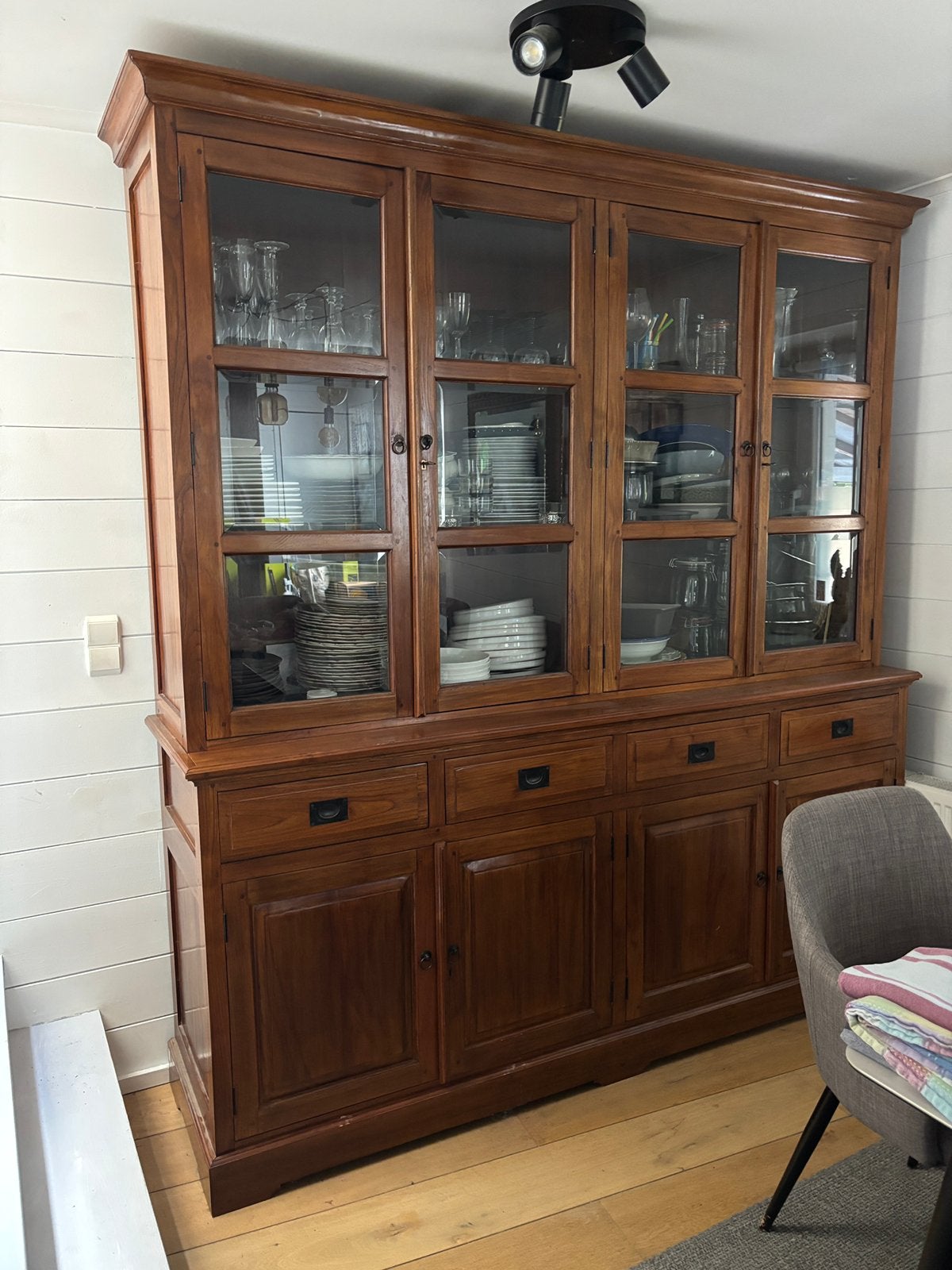 Massief houten dressoir, Ophalen, Zo goed als nieuw, Glas, Met deur(en)