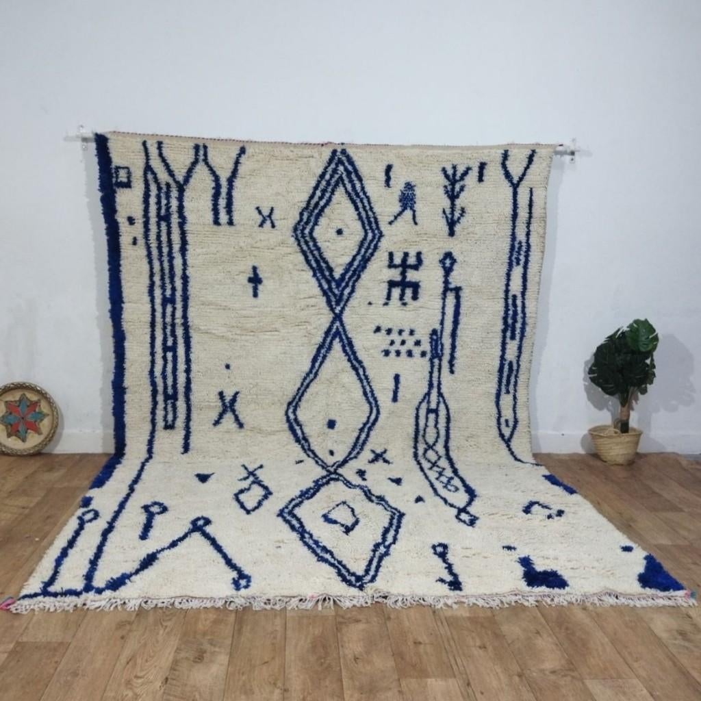 Grand tapis berbère marocain en laine écru et bleu, Antiquités & Art, Envoi