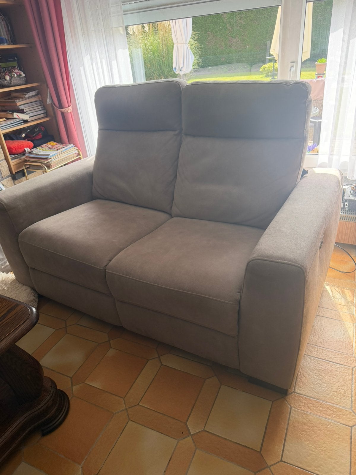 Electrische Tweezit Relaxzetel in taupe kleur!, Ophalen, Tweepersoons, Rechte bank, Landelijk