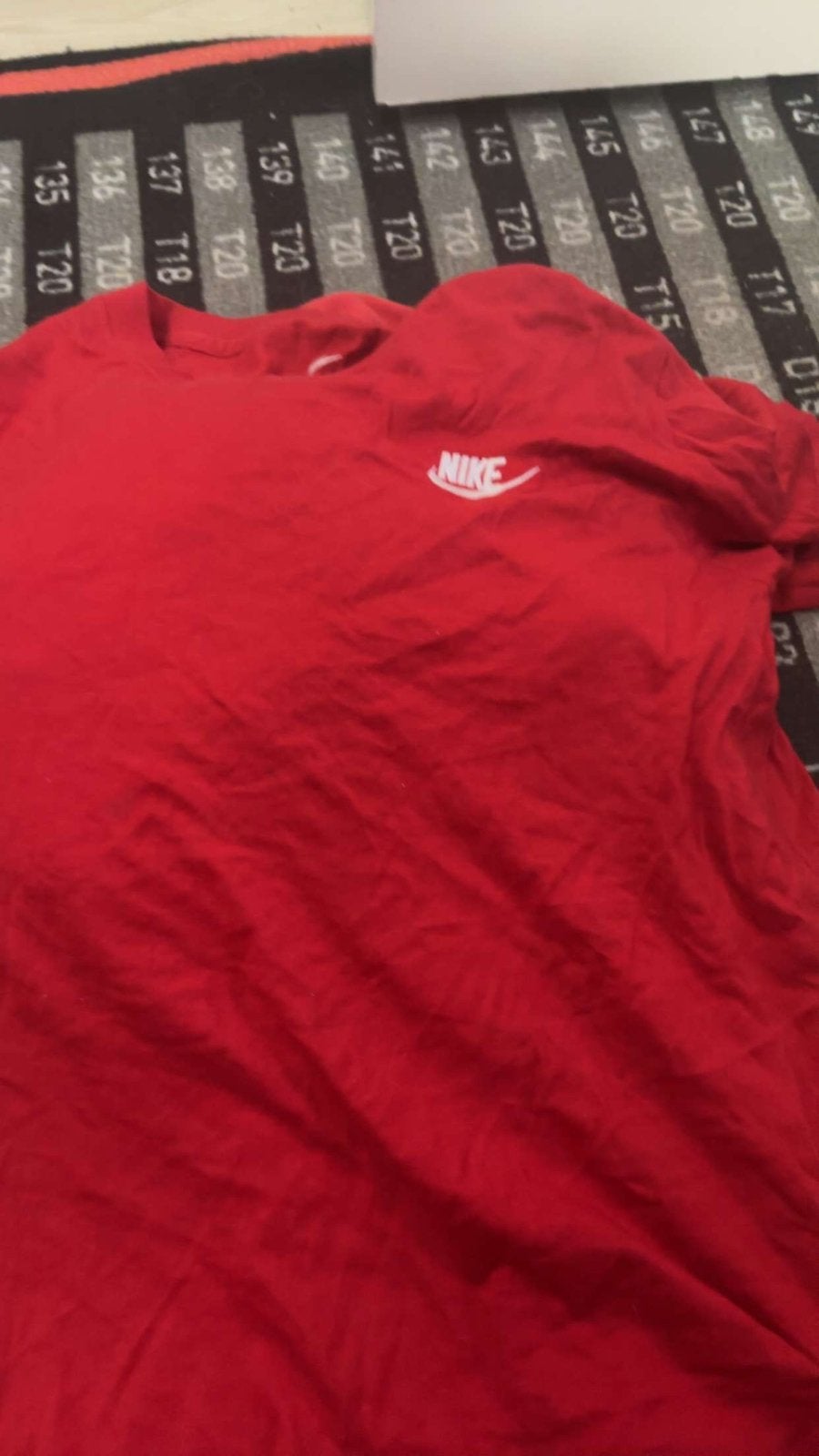 Rode nike thisert, Kleding | Heren, Heren-kledingpakketten, Ophalen, Zo goed als nieuw, Maat 48/50 (M)