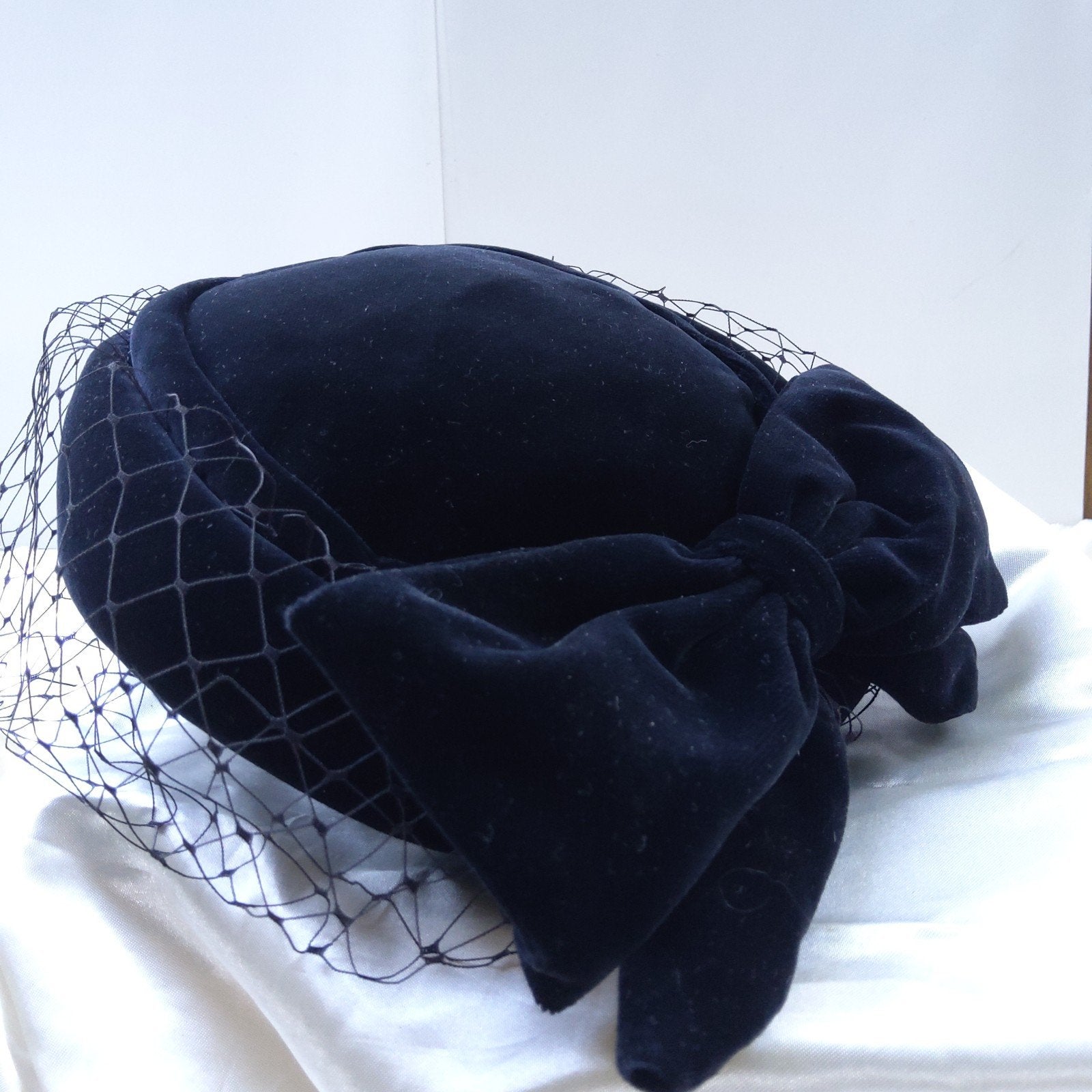 Vintage Cocktailhoed. Velours, voile & strik., Ophalen of Verzenden, Zo goed als nieuw, Zwart