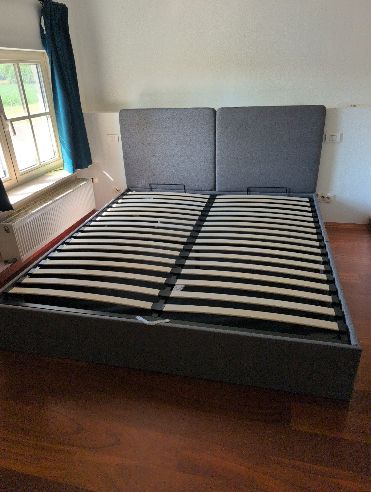 Bed met hoofdbord en opslagplaats, Ophalen