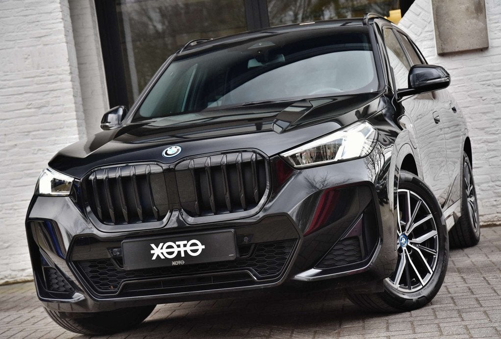 BMW X1 XDRIVE25E PHEV M PACK *1HD/WIDE SCREEN* (bj 2023), Auto's, BMW, Gebruikt, 136 pk, Alcantara, Zwart