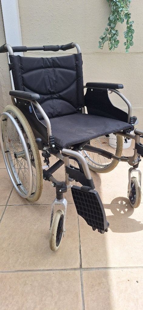 Fauteuil roulant marque Vermeiren V200, neuf jamais utilisé., Enlèvement, Pliant, Neuf, Fauteuil roulant manuel