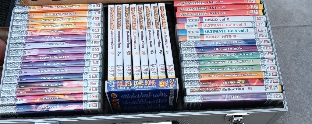 67 karaoke dvd's in case, Enlèvement, Comme neuf