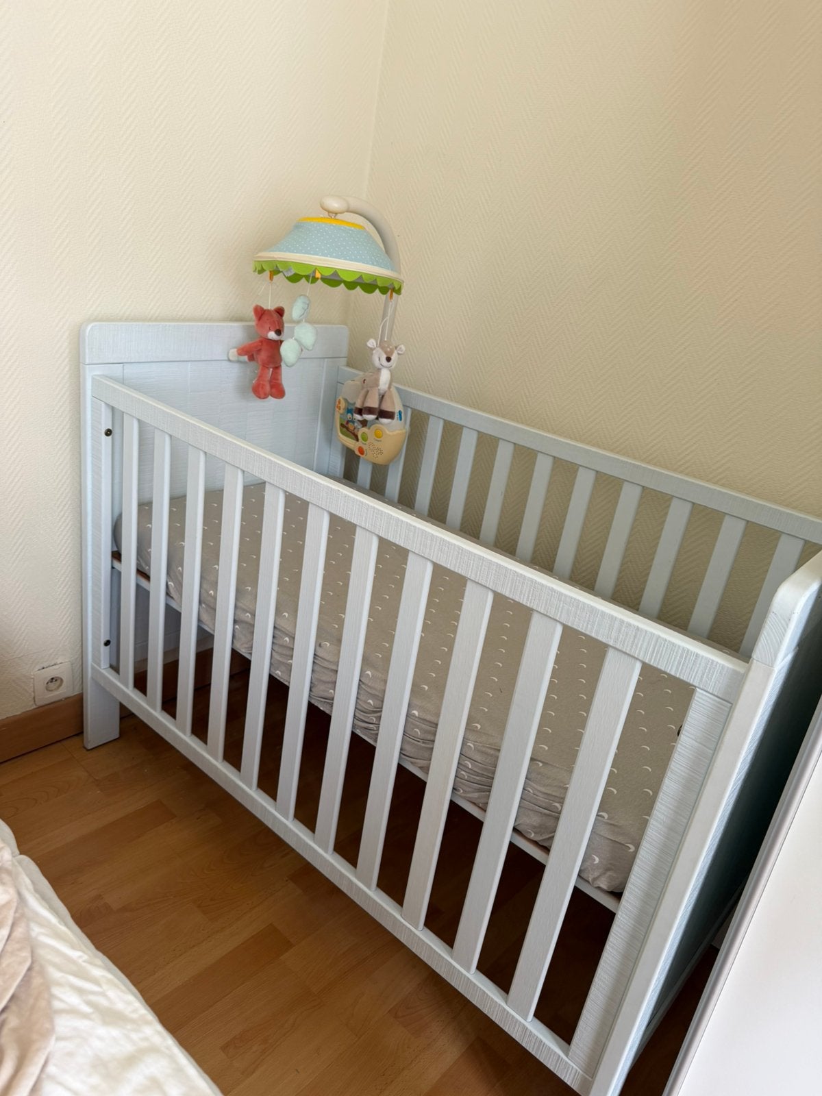 Baby bedje + matrasje te koop., Kinderen en Baby's, Kinderkamer | Complete kinderkamers, Ophalen, Zo goed als nieuw