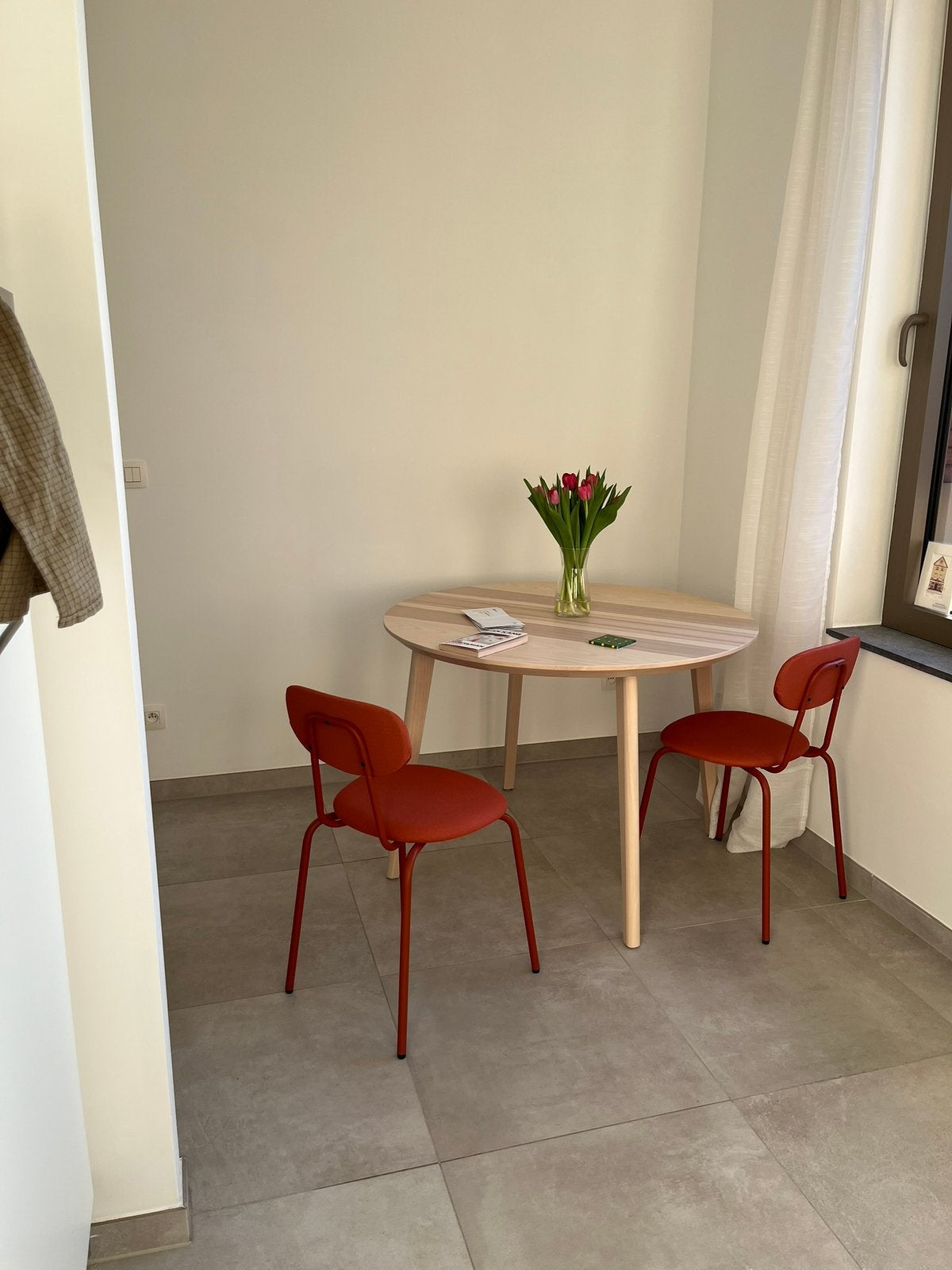 Table and chairs, Ophalen, Rond, Nieuw, Lisabo table and Ostano chairs
