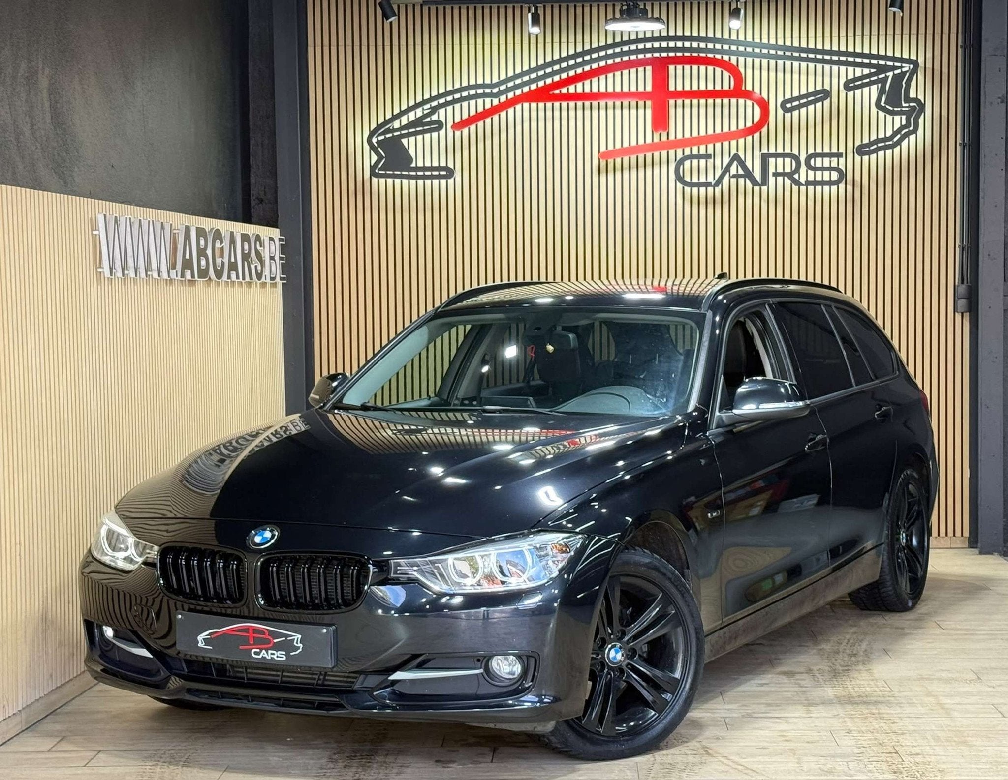 BMW 3 Serie 318 DA * Touring * GARANTIE 12 MOIS * PACK SPORT, Auto's, Automaat, Euro 5, Zwart, 4 cilinders