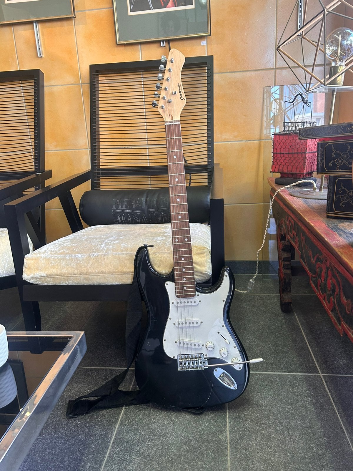Guitare électrique en bon état avec étui en noyer, Musique & Instruments, Enlèvement ou Envoi, Comme neuf
