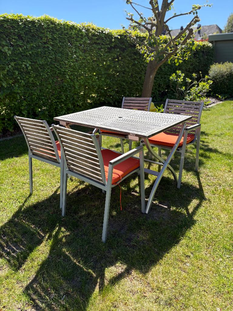 Tuintafel voor 4 personen met bijhorende stoelen en kussens, Ophalen, Gebruikt, Rechthoekig, Teakhout