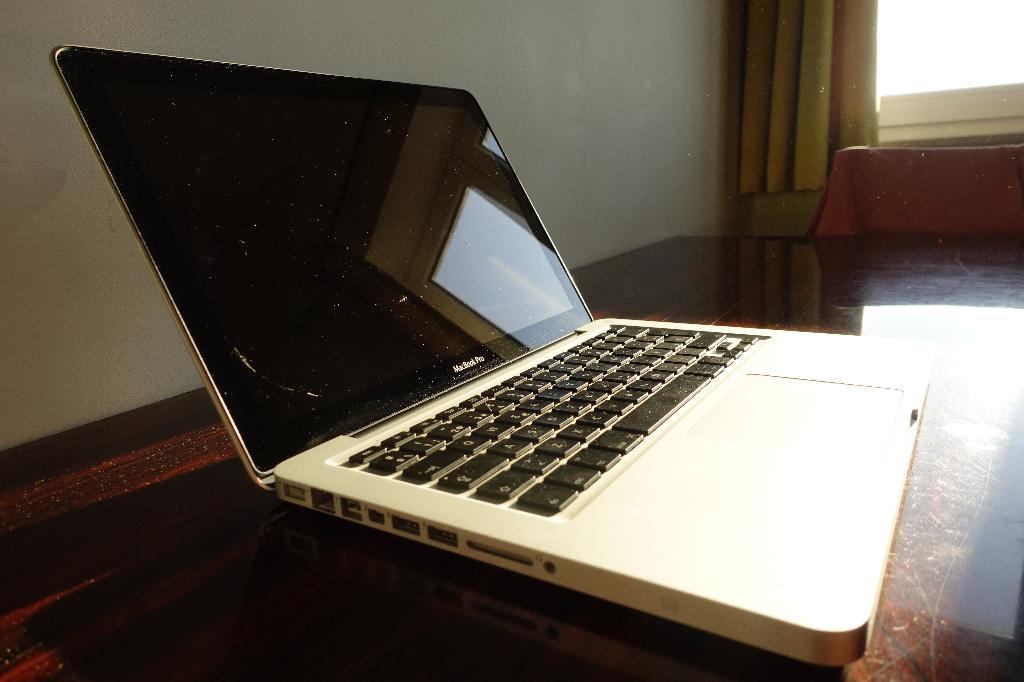 Apple MacBook Pro, Informatique & Logiciels, Apple Macbooks, Reconditionné, MacBook, 13 pouces, 2 à 3 Ghz, 512 GB, 4 GB, Qwerty