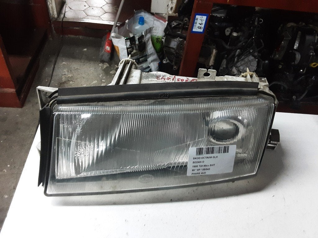 PHARE / OPTIQUE AVANT DROIT Skoda Octavia (1U2), Utilisé, Info@skoda-auto.de, Skoda, Max-Planck-Straße  3-5
64331  Weiterstadt, DE