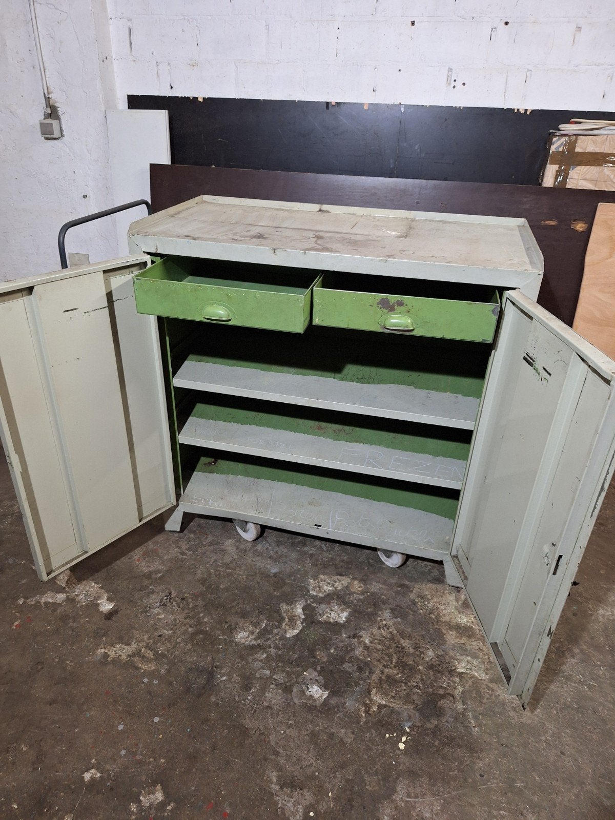 Metalen werkbank, Ophalen