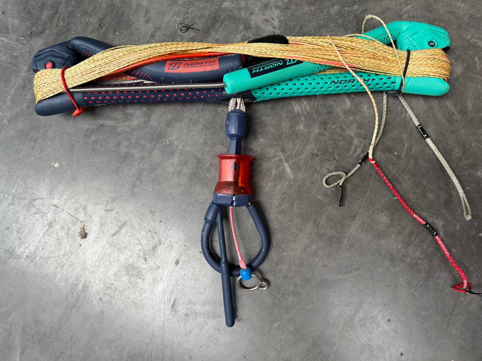 North Kiteboarding kitebar met lijnen – slechts 2 gebruikt!, Watersport en Boten, Ophalen of Verzenden, Zo goed als nieuw, 9 m²