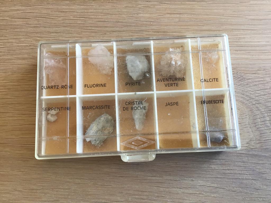 Boîte à minéraux antique, Enlèvement ou Envoi