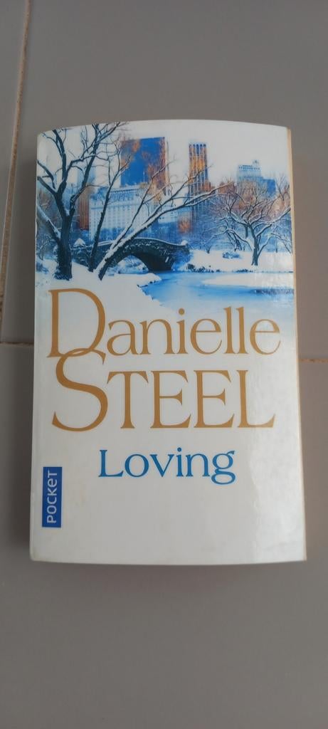 Livre de poche Loving de Danielle Steel en français, Enlèvement ou Envoi, Comme neuf, Danielle Steel
