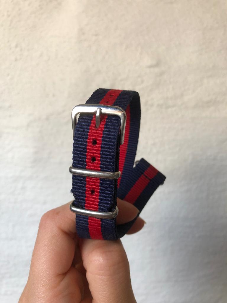 Bracelet de montre Cluse rayé bleu foncé et rouge, Bijoux, Sacs & Beauté, Autres marques, Enlèvement ou Envoi, Synthétique, Synthétique