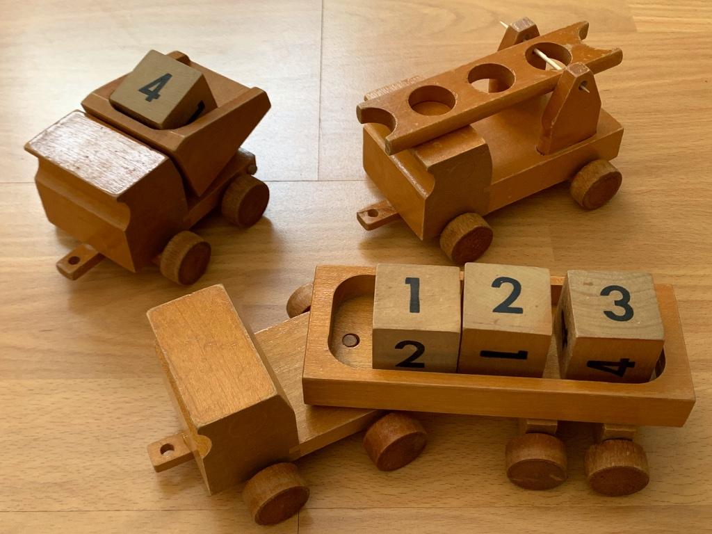 Vintage set van 3 Houten werfwagens met blokken, Ophalen of Verzenden, Gebruikt, Rij- of Hobbelspeelgoed