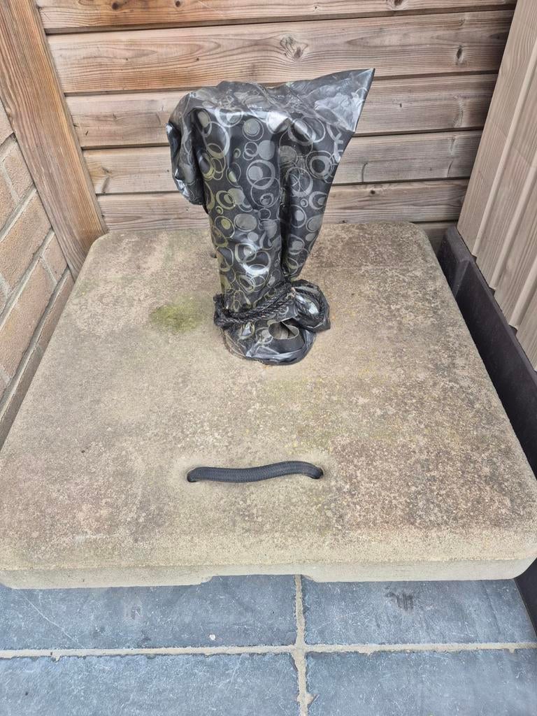 Parasolvoet in beton, zwenkende wielen. Verlaagde prijs €140, Jardin & Terrasse, Parasols, Comme neuf, Base de parasol, Enlèvement