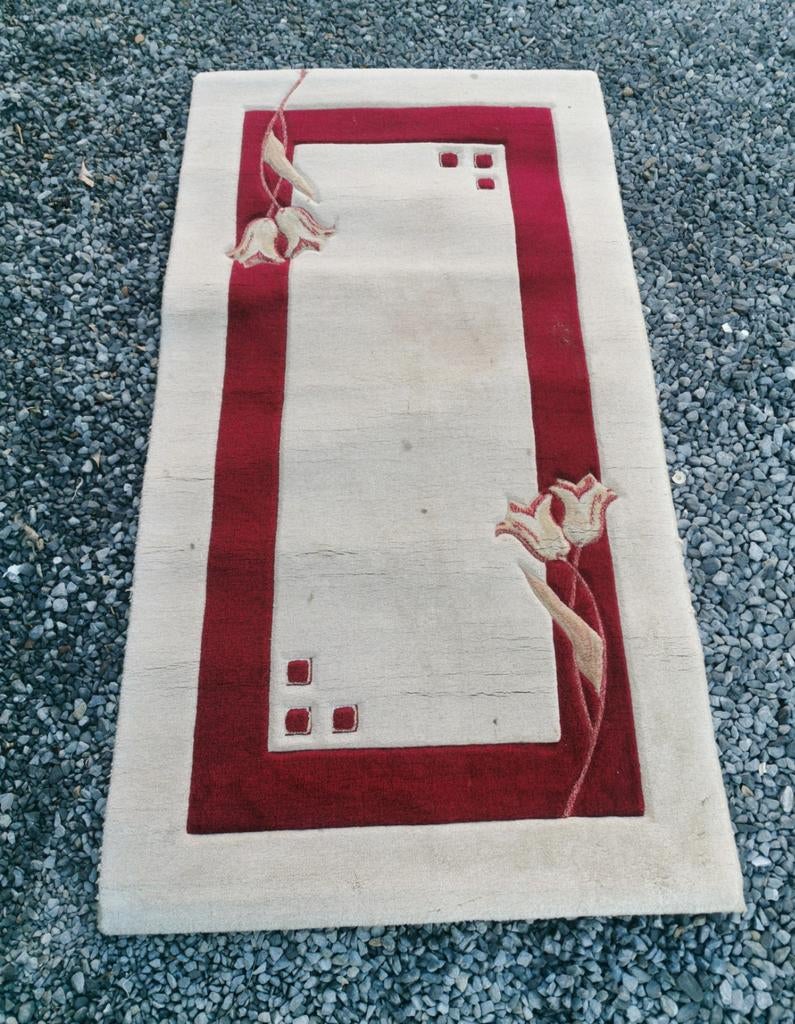 Tapis 150 cm longueur 80 cm largeur bon état général propre.
