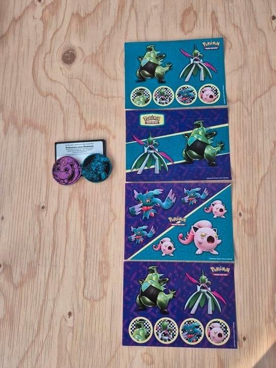 2 Pokémon munten, 4 stickervellen en 6 TCG Live codes, Ophalen of Verzenden, Nieuw