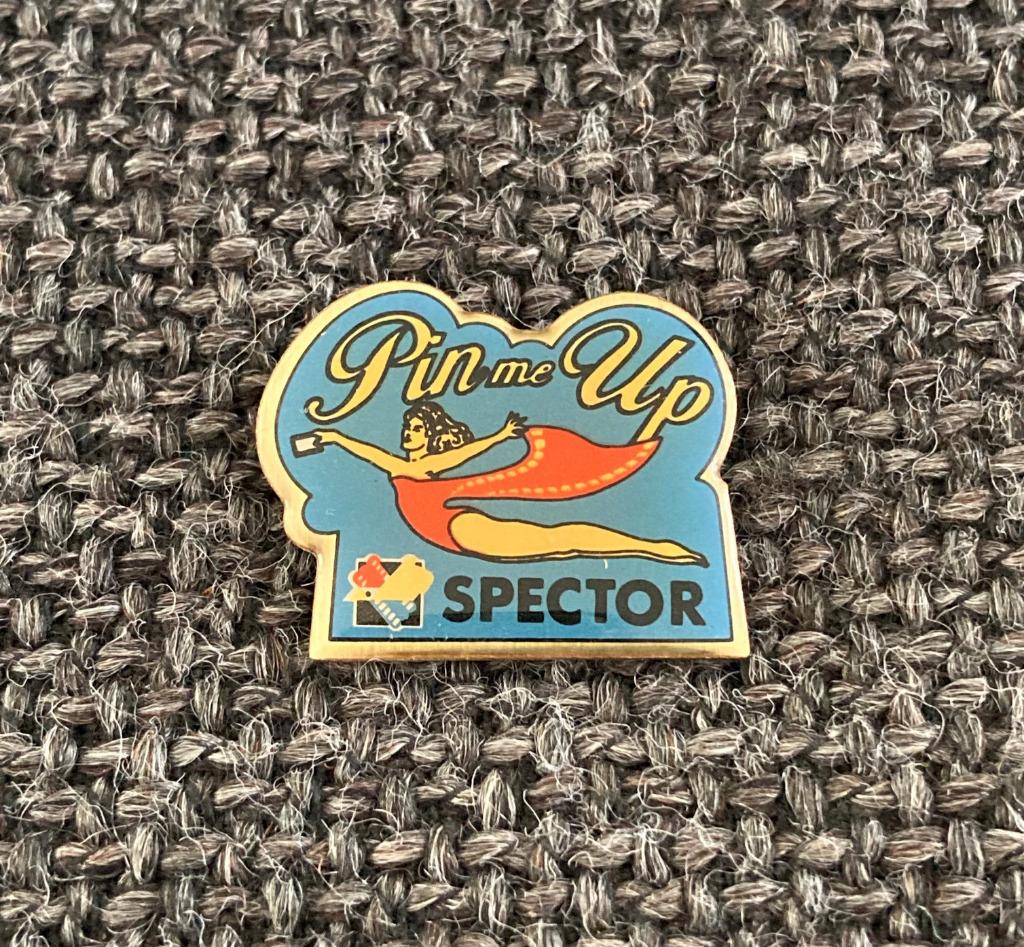 PIN - SPECTOR - PIN ME UP, Envoi, Utilisé, Marque, Insigne ou Pin's