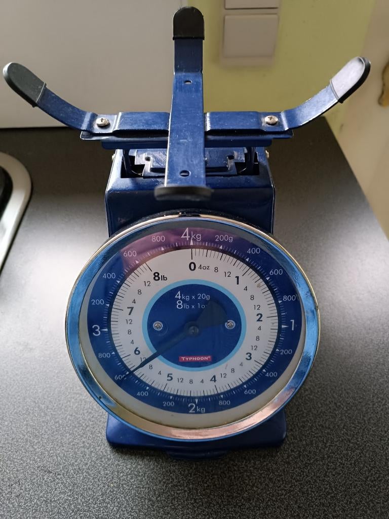 Vintage weegschaal merk Typhoon, goede staat, Ophalen, Zo goed als nieuw