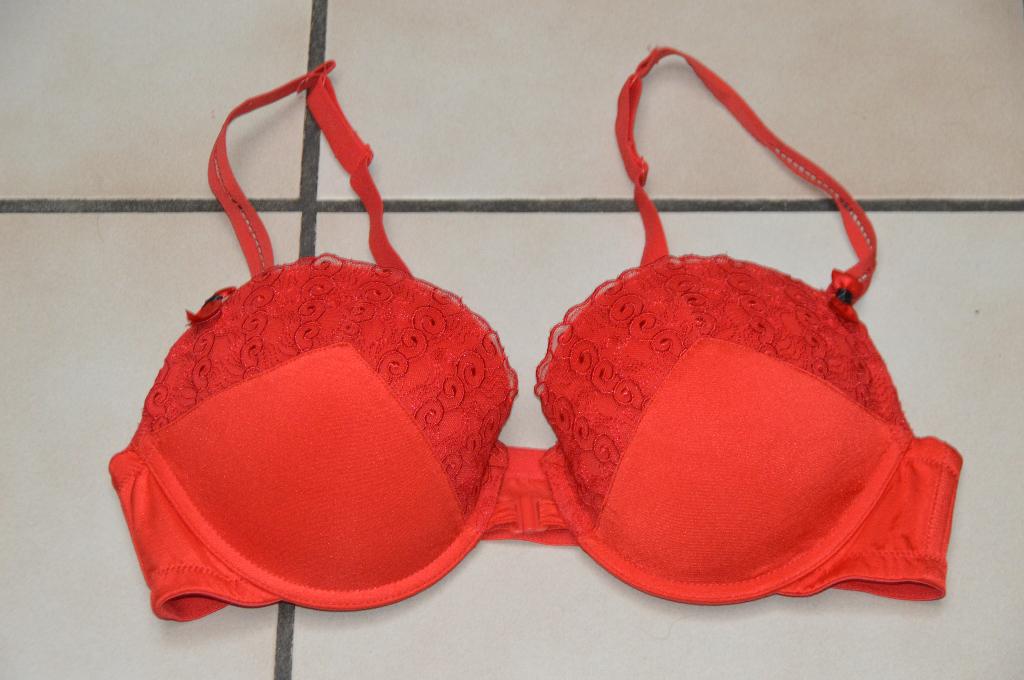 Soutien- gorge rembourré"Charlott'" rouge T90D Très bon état, Charlott', Enlèvement ou Envoi, Rouge, Soutien-gorge