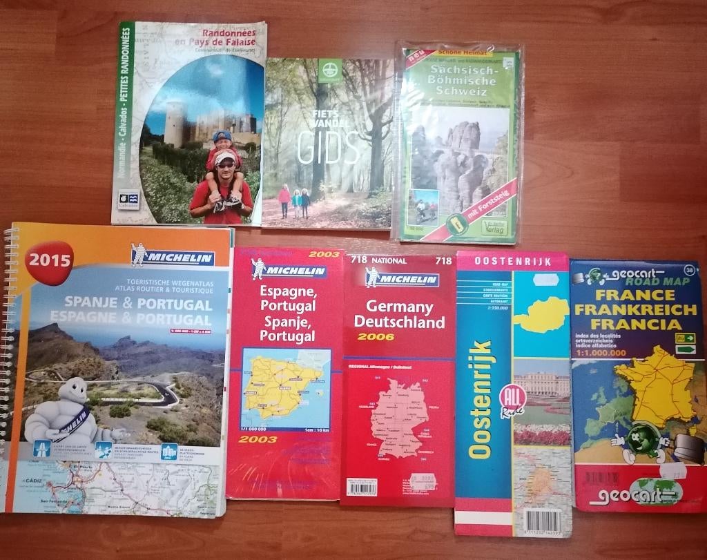 Pakket wegenkaarten en wandelgidsen, Ophalen of Verzenden, Gelezen