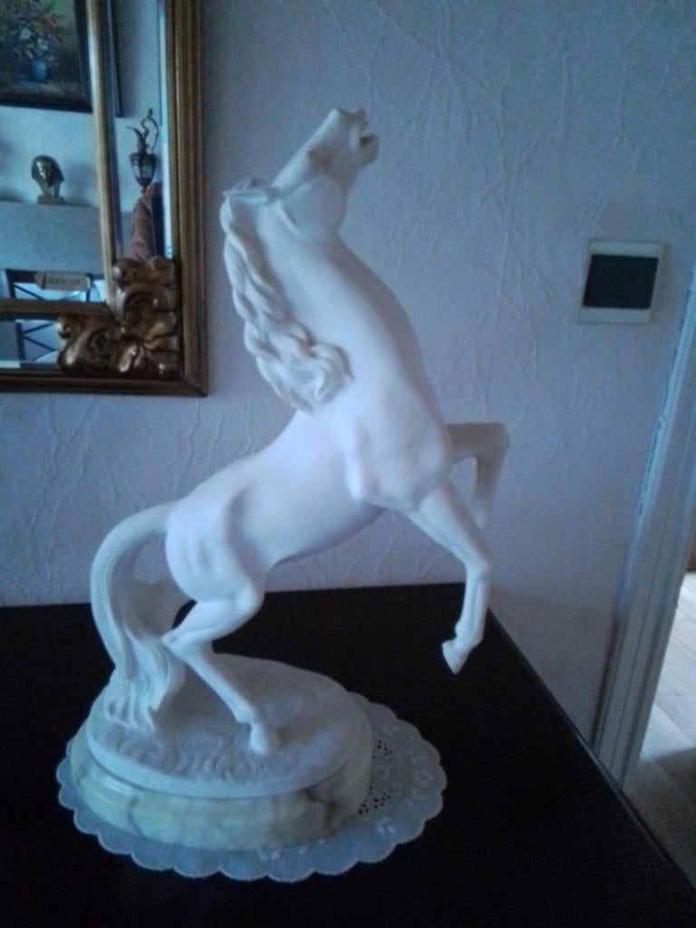 Cheval sur socle en marbre, Enlèvement
