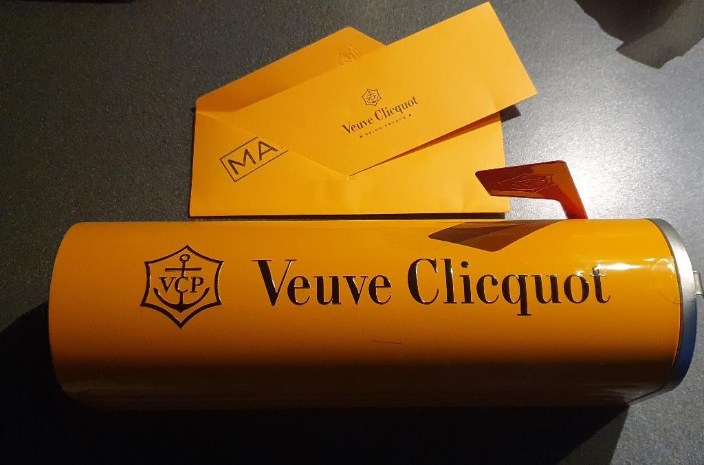 Veuve Clicquot Mailbox., Verzamelen, Wijnen, Afrika, Verzenden, Vol, Champagne