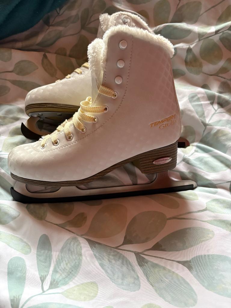 Schaatsen maat 38 giulian, Sport en Fitness, Nieuw, Kunstschaatsen, Ophalen, Overige merken