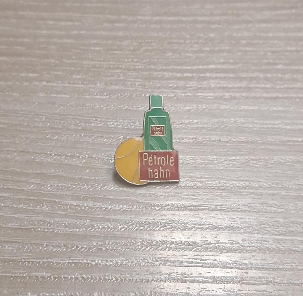 PIN - PÉTROLE HAHN - LOTION - SHAMPOO, Verzamelen, Verzenden, Gebruikt, Merk, Speldje of Pin
