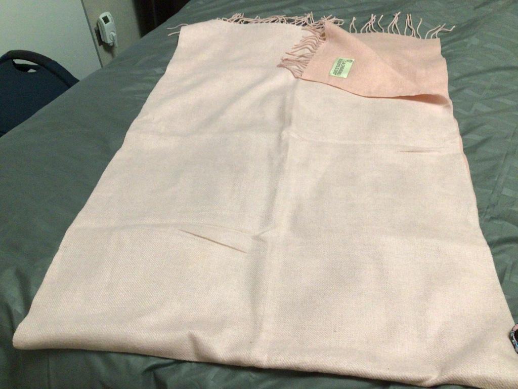 Roze Sjaal cashmere, Kleding | Dames, Ophalen of Verzenden, Zo goed als nieuw, Sjaal