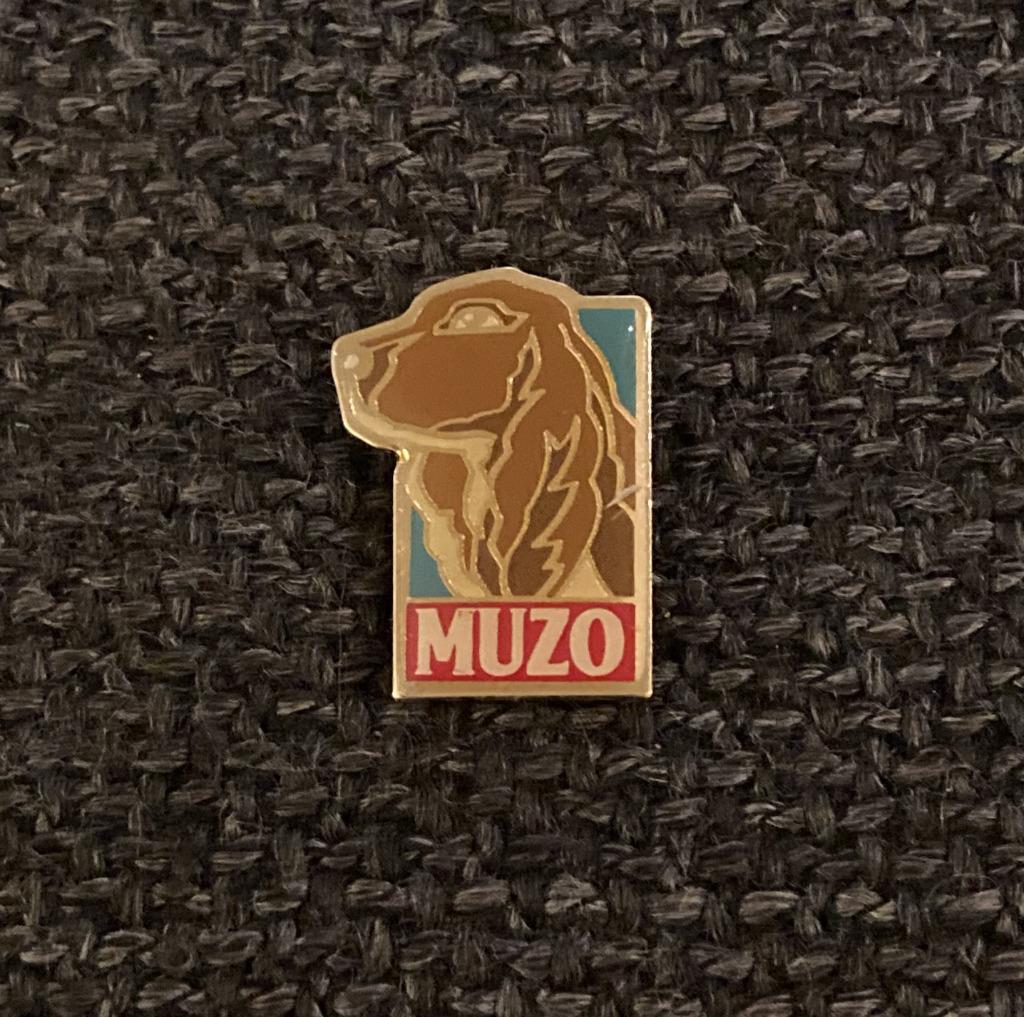 PIN - MUZO - HOND - CHIEN - DOG, Verzenden, Gebruikt, Dier of Natuur, Speldje of Pin