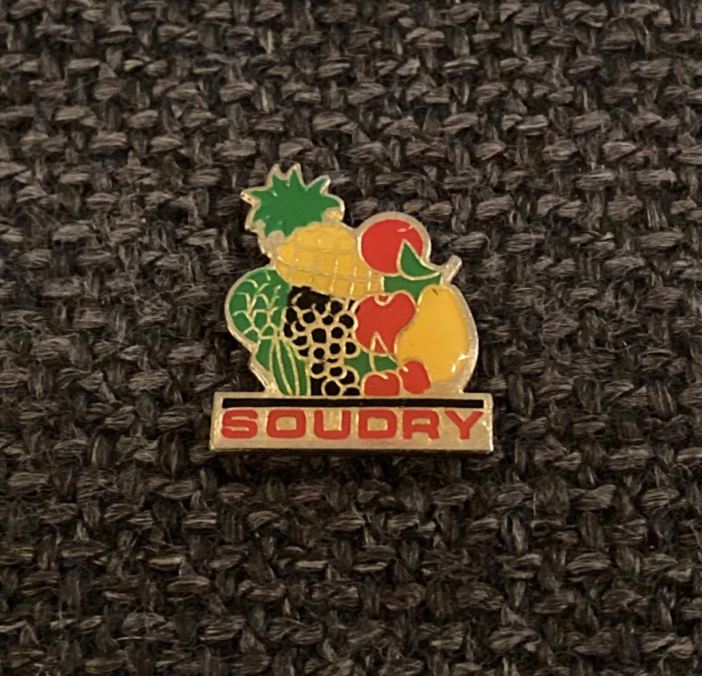 PIN - SOUDRY - FRUITS ET LÉGUMES, Envoi, Utilisé, Marque, Insigne ou Pin's