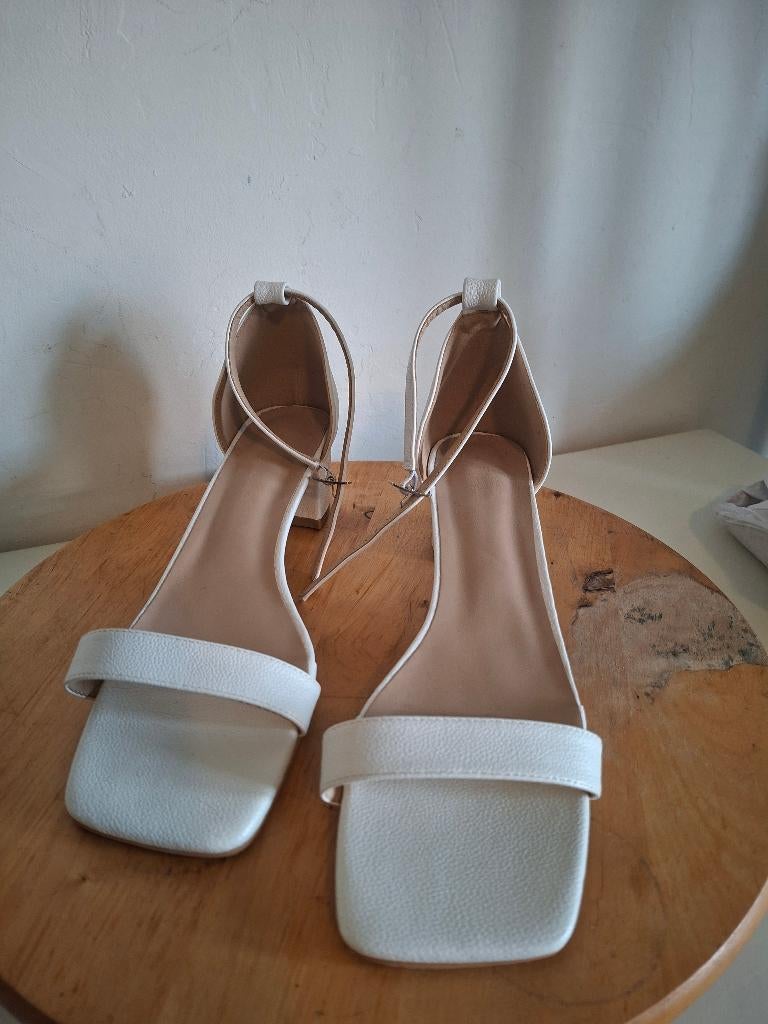 Witte sandalen met blokhak en enkelbandje - Maat 42 - NIEUW, Verzenden, Wit, Sandalen of Muiltjes, Onbekend