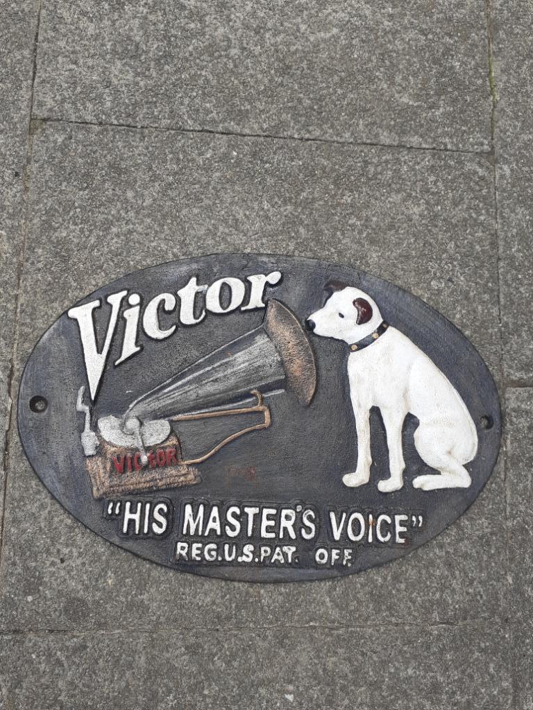 Plaque , fronton en fonte patinée his master's voice (gramop, Collections, Enlèvement ou Envoi, Comme neuf