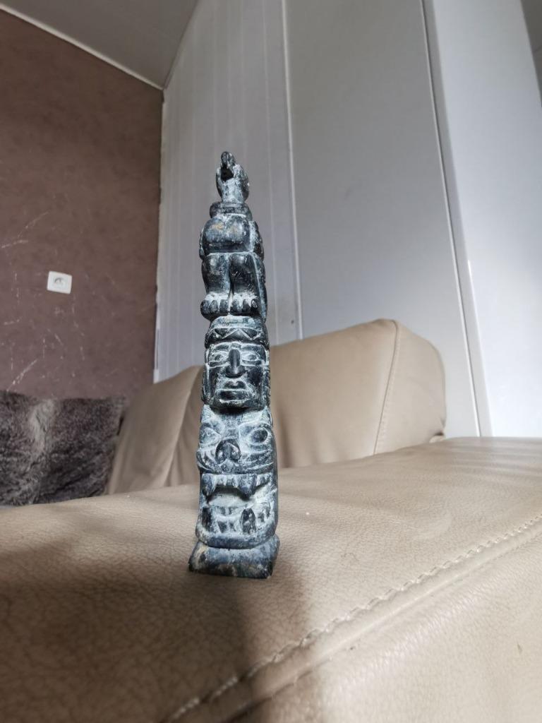 Totem antique en pierre d'obsidienne, Collections, Enlèvement