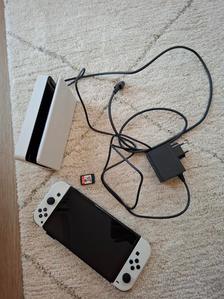 La Nintendo Switch est en vente !, Enlèvement ou Envoi, Comme neuf, Switch OLED, Avec jeux