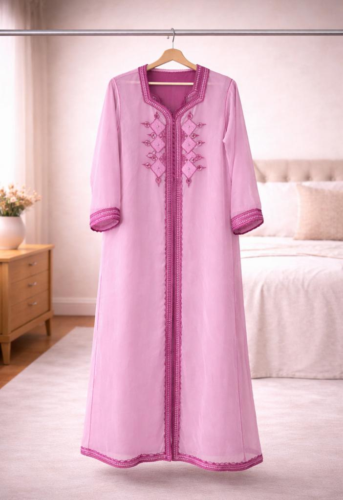 Roze Marokkaanse kaftan met borduursels – maat L/XL (44/46), Ophalen, Zo goed als nieuw, Maat 42/44 (L), Roze