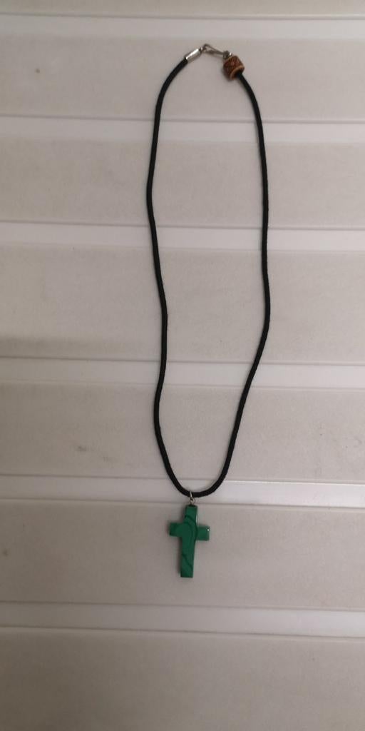 Collier en forme de croix, Enlèvement ou Envoi, Comme neuf