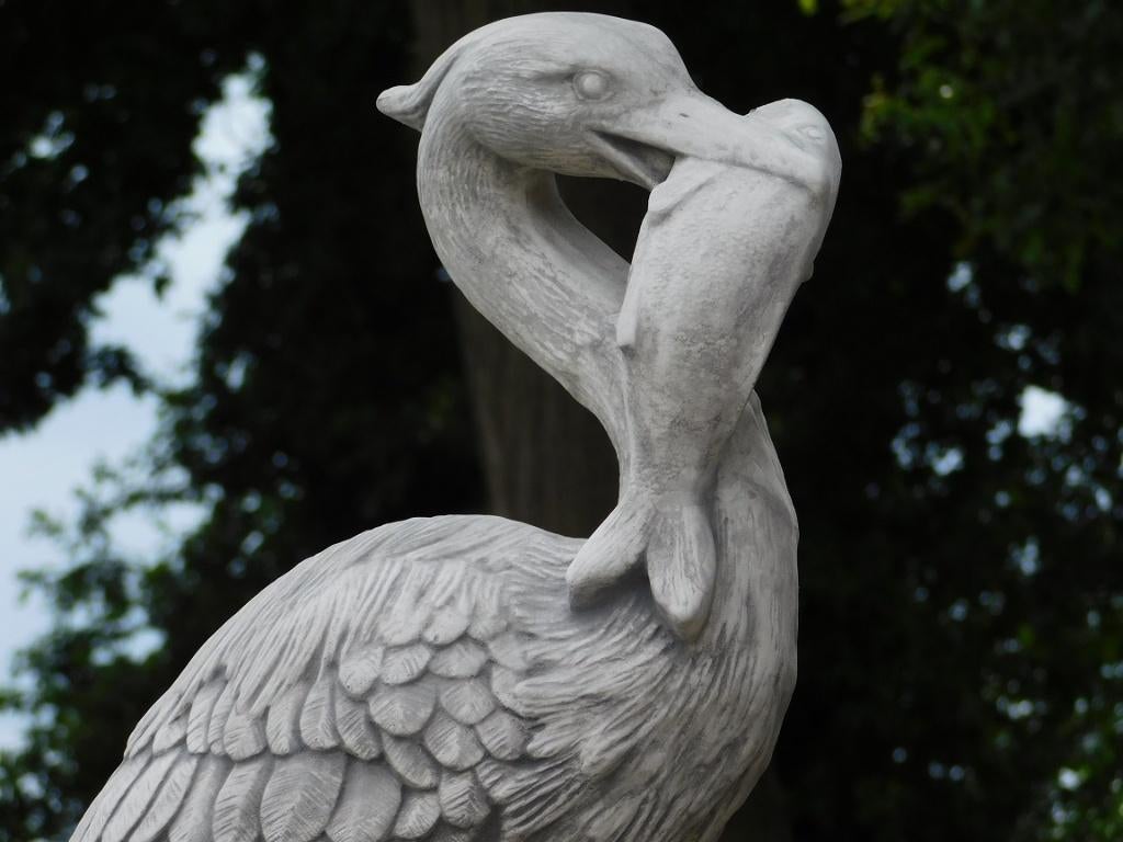Beeld Reiger met Vis - 90 cm - Steen, Tuin en Terras, Tuinbeelden, Dierenbeeld, Steen, Ophalen of Verzenden