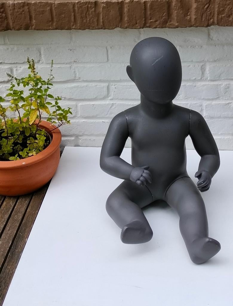 Mannequin. Baby. Hans Boodt. Zittend. H. 44 cm., Ophalen of Verzenden, Gebruikt, Hans Boodt
