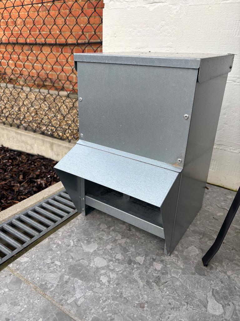 Voederbak kippen, Ophalen, Zo goed als nieuw, Drinken en Voederen