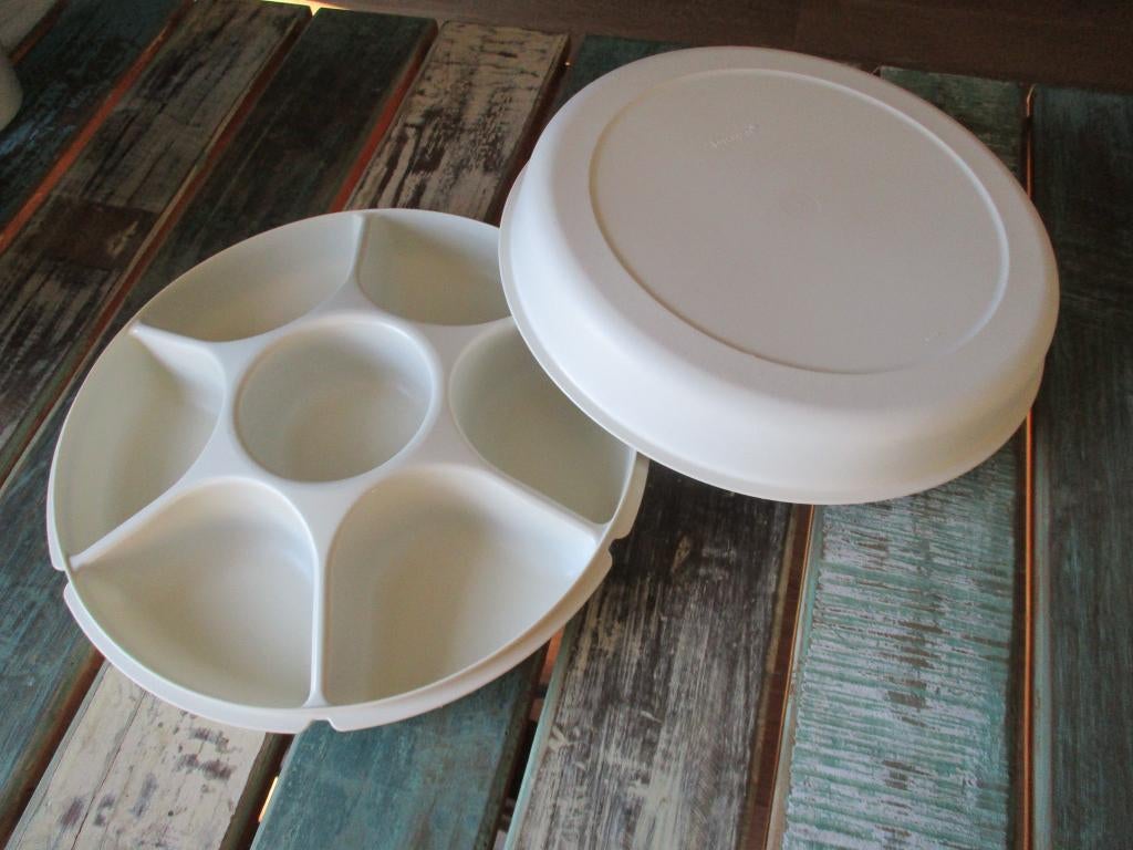 Tupperware serveerschaal hapjesschotel met deksel, Huis en Inrichting, Ophalen of Verzenden, Gebruikt, Wit, Schaal