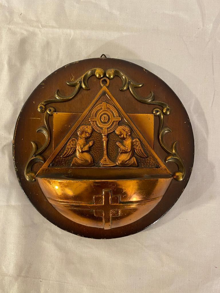 Un joli bénitier mural antique en cuivre et bois. Diamètre 1, Antiquités & Art, Enlèvement