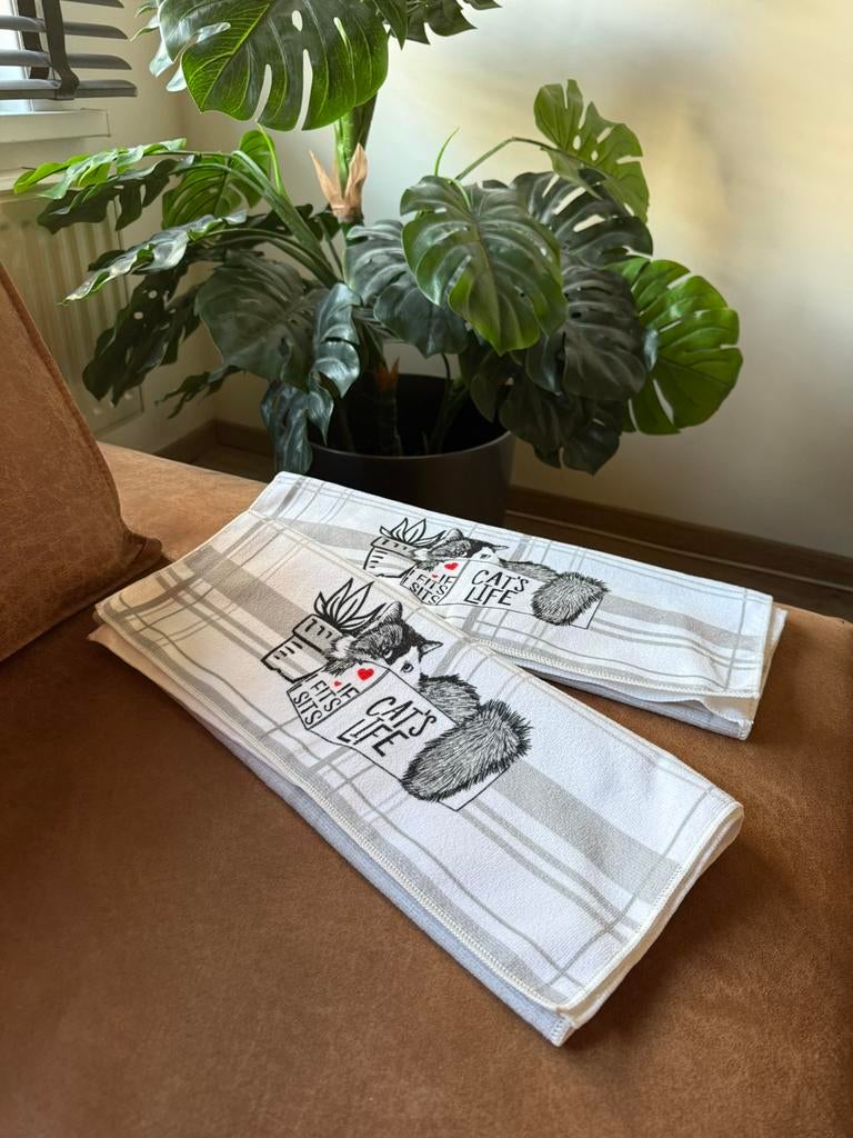 2 handdoeken met katten, Huis en Inrichting, Keuken | Textiel, Ophalen of Verzenden, Zo goed als nieuw, Wit, Theedoek of Handdoek