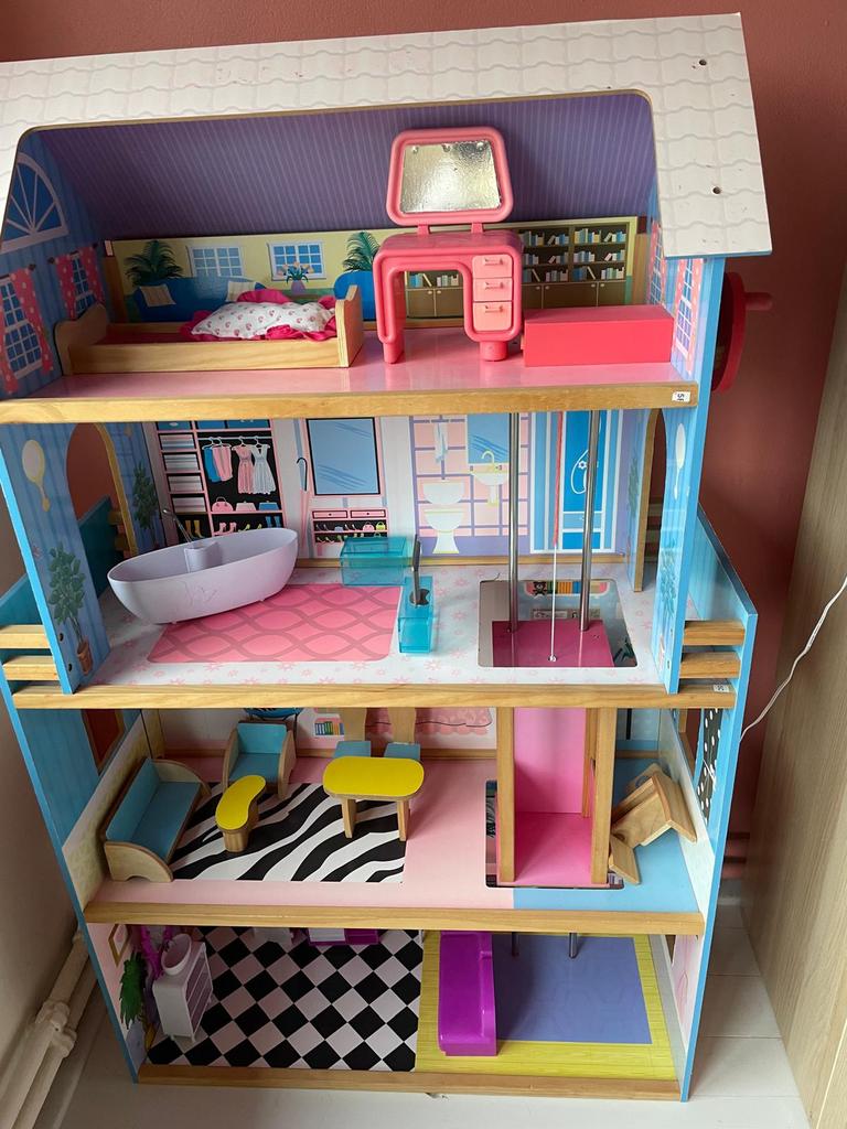 Barbie huis met lift met verschillende accessoires., Ophalen, Gebruikt, Accessoires