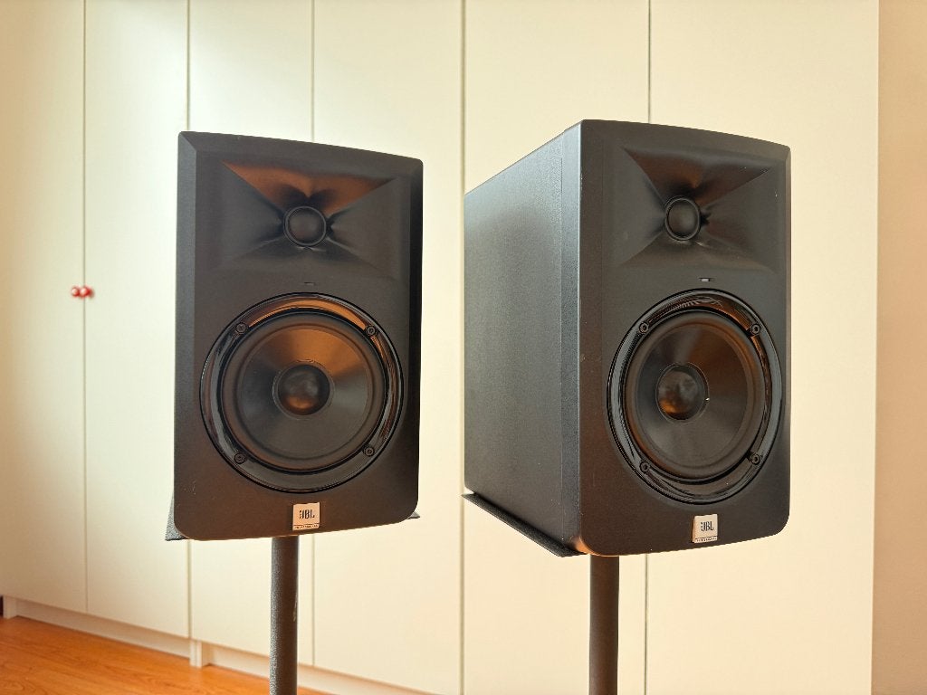 Moniteurs de studio JBL LSR305 série 3 avec câbles, Moniteur de studio, JBL, Entrée AUX, 60 à 120 watts